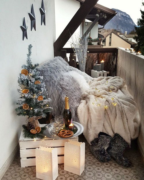 Balcony Christmas Decorations Ideas with Plants