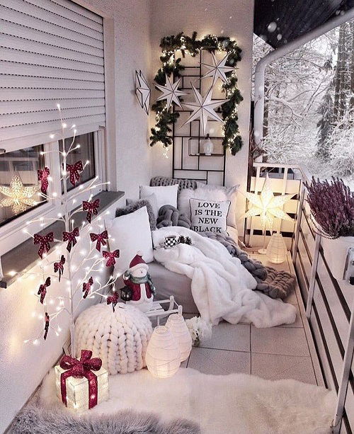 Vine Garland in White in balcony